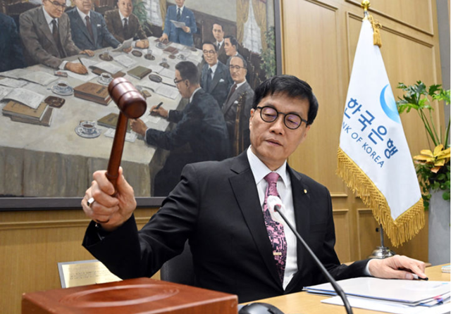 이창용 한국은행 총재가 29일 서울 중구 한국은행에서 열린 금융통화위원회 본회의에서 의사봉을 두드리고 있다. /뉴시스