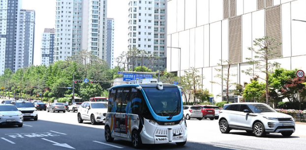 산업통상자원부는 30일 ‘제2차 산업융합규제특례의심위원회’에서 모빌리티, 수소 등 분야의 66개 산업융합 규제샌드박스 과제를 심의·승인했다. 사진은 지난 26일 경기 수원시 영통구 광교일대에서 시운전 중인 자율주행 차량. / 뉴시스