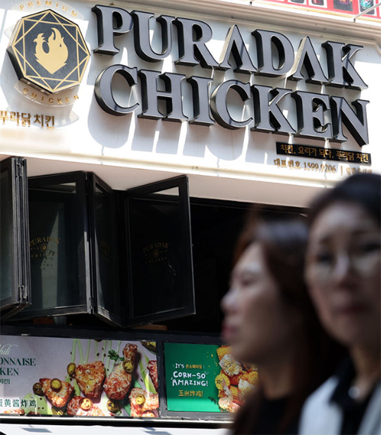 가맹점주에게 영수증 인쇄용지(포스용지), 홍보용 패널(라이트패널) 등의 품목을 자신으로부터만 구매하도록 강제한 푸라닭과 60계가 공정거래위원회의 제재를 받게 됐다./뉴시스