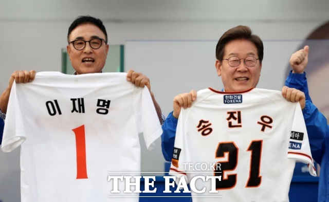 이재명 더불어민주당 대선후보가 31일 오후 대전 서구 대전시청 앞 보라매공원에서 열린 유세에서 송진우 전 한화이글수 투수가 전달한 유니폼을 들어 보이고 있다. /뉴시스