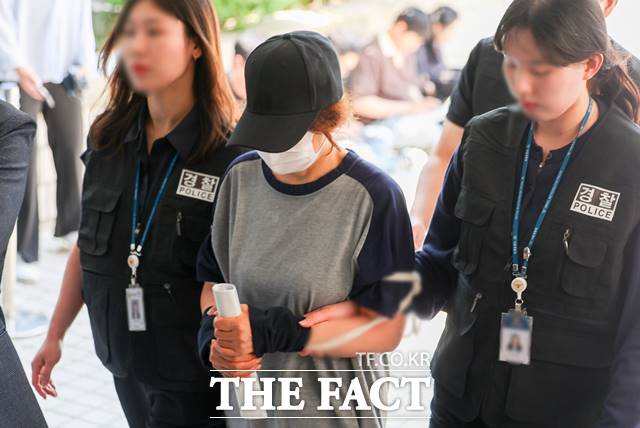 21대 대통령 선거 사전 투표 첫날 배우자 명의로 대리투표를 한 선거 사무원 박 모씨가 1일 서울 서초구 서울중앙지법에서 열린 공직선거법 위반 혐의 영장실질심사(구속 전 피의자 심문)에 출석하고 있다. 2025.06.01./뉴시스