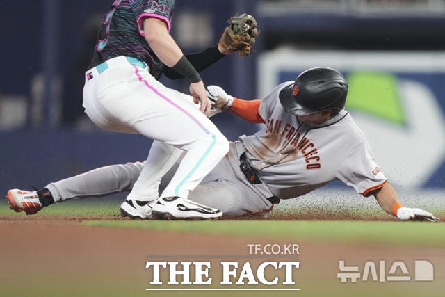 이정후가 1일(한국시간) 마이애미전에서 1회초 중전 안타로 출루한 뒤 2루 도루에 성공하고 있다. /AP.뉴시스