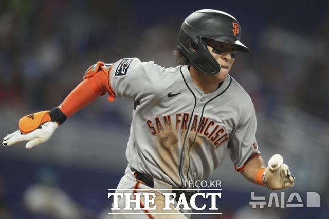 이정후가 1일(한국시간) 마이애미전에서 3회초 유격수 쪽 내야 안타를 때린 뒤 1루로 전력 질주하고 있다. /마이애미=AP.뉴시스