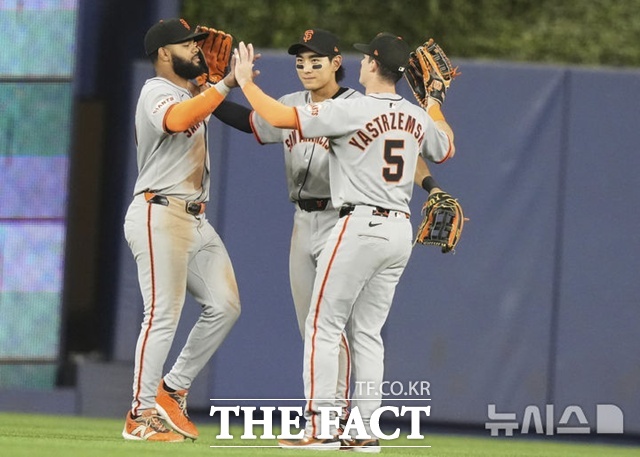 이정후가 2일(한국시간) 마이애미전 선발에서 제외된 뒤 9회말 중견수 대수비로 출전했다. /뉴시스