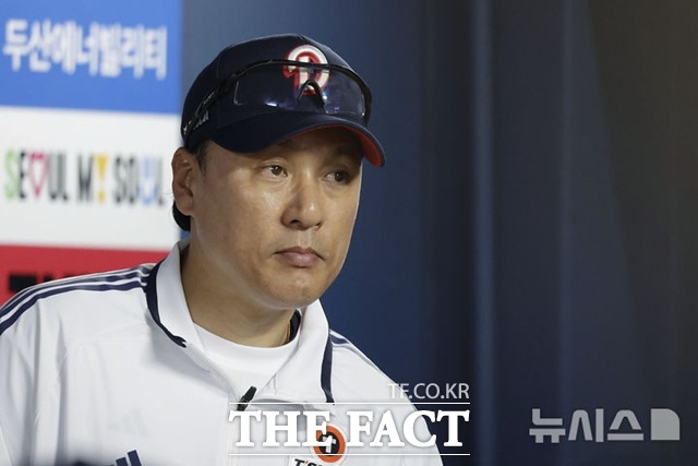 이승엽 두산 베어스 감독이 2일 지휘봉을 스스로 내려 놓았다. 더그아웃에서 깊은 생각에 잠겨 있는 이 감독. /뉴시스