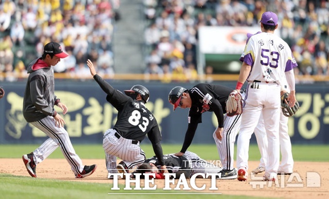 KBO리그 최고의 라이벌은 서울 연고의 LG 트윈스와 두산 베어스다. 두 팀의 대결은 선수들 뿐 아니라 팬들 사이에 총성 없는 전쟁과 같다. 5월 6일 LG 오스틴이 두산 강승호와 충돌해 쓰러져 있다. /뉴시스
