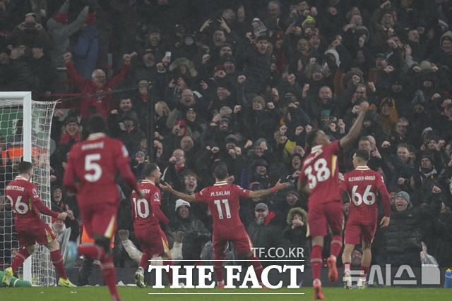 프리미어리그 맨체스터 유나이티드와 리버풀FC는 라이벌을 넘어 앙숙과 같다. 리버풀 모하메드 살라가 맨유전에서 골을 넣은 뒤 관중석을 향해 환호하는 모습. /뉴시스