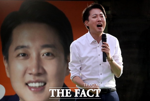 이준석 개혁신당 대선 후보는 2일 공식 선거운동 마지막 날 보수심장 대구에서 마무리하며 이번에는 대구·경북(TK)이 가장 진취적인 선택을 해야 한다며 지지를 간곡히 호소했다. /뉴시스