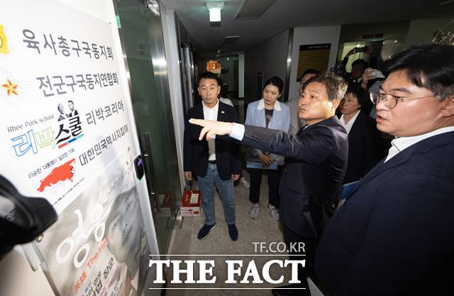 정준호 더불어민주당 중앙선거대책위원회 신속대응단 부단장을 비롯한 의원들이 지난달 31일 서울 종로구 자손군(댓글로 나라를 구하는 자유손가락 군대)이라는 댓글 조작팀을 만들어 여론 조작에 가담했다는 의혹을 받고 있는 보수 단체 리박스쿨을 항의방문했다. 2025.05.31. /뉴시스