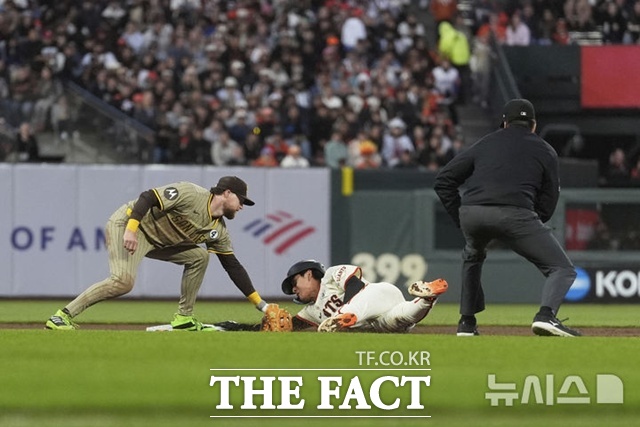 이정후가 3일(한국시간) 지구 라이벌 샌디에이고전 6회말 공격에서 2루 도루에 성공하고 있다. 샌디에이고 2루수 제이크 크로넨워스의 태그를 절묘하게 피하고 있다. /샌프란시스코=AP.뉴시스