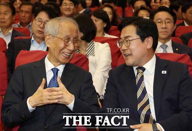 4일 서울 여의도 국회 의원회관에서 열린 더불어민주당 제21대 대통령 선거 선거대책위원회 해단식에서 윤여준(왼쪽), 박찬대 상임총괄선대위원장이 대화하고 있다./뉴시스