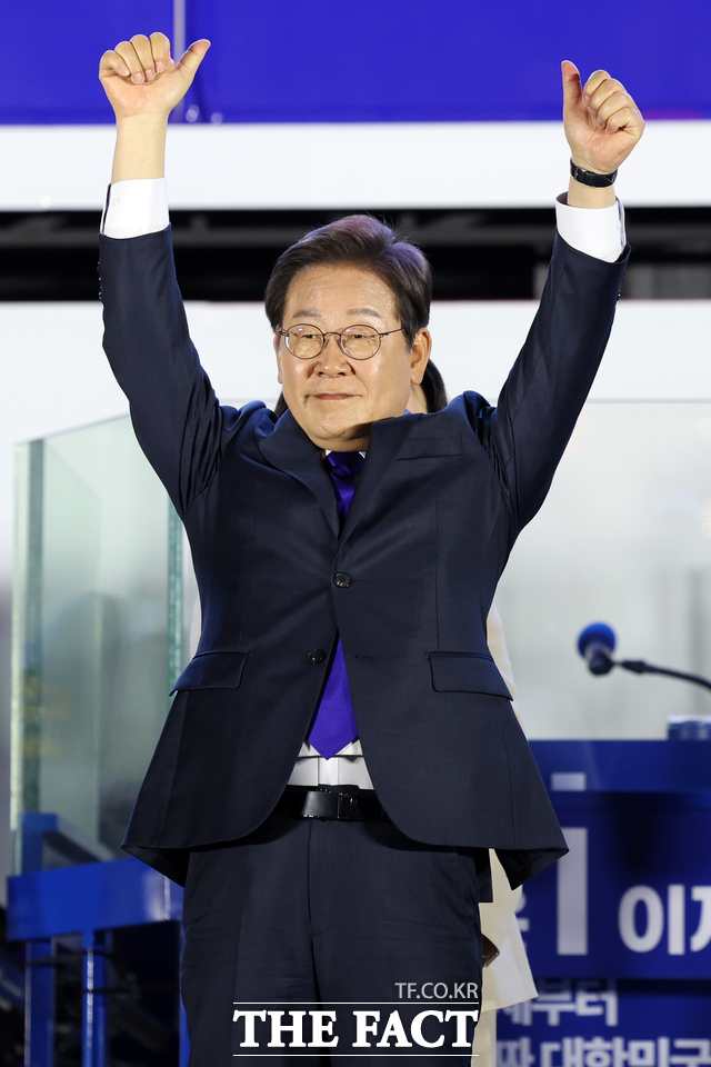 이재명 더불어민주당 대선 후보가 4일 오전 서울 여의도 국회 앞에서 열린 국민 개표방송 행사에서 시민들에게 인사하고 있다. /뉴시스