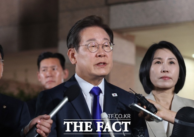 당선이 확실시되는 이재명 더불어민주당 대통령 후보가 3일 밤 인천 계양구 자택을 나서며 지지자들에게 인사말을 하고 있다. /뉴시스