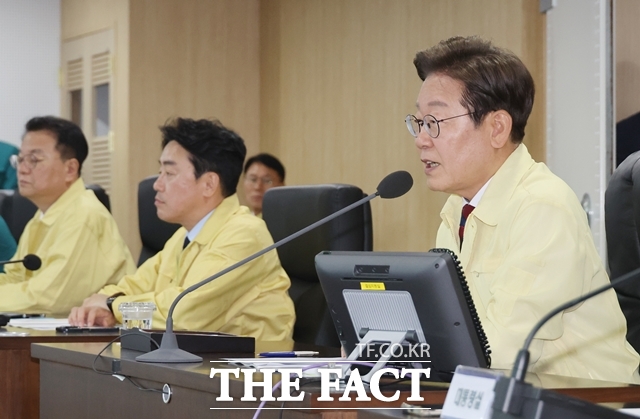 이재명 대통령이 정부 및 지자체에 예측된 사고가 발생하면 엄정하게 대응하겠다고 예방을 강조했다.이 대통령이 5일 용산 대통령실에서 주재한 안전치안점검회의에서 발언하고 있다. /뉴시스