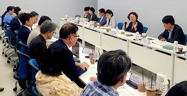 농림축산검역본부와 질병관리청 주관으로 지난 4일 충북 청주 오송&세종컨퍼런스에서 열린 2025년 제1차 인수공통감염병 대책위원회에 관계부처와 민간 전문가 등 참석자들이 인수공통감염병 대응 체계 점검 및 협력 방안을 논의하고 있다./농식품부