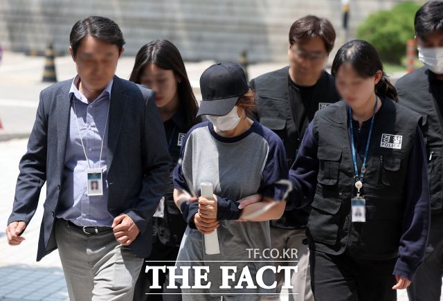 서울 수서경찰서는 5일 공직선거법상 사위투표 혐의로 전직 강남구보건소 계약직 공무원 60대 박모 씨를 구속 송치했다고 밝혔다. 사진은 박 씨가 지난 1일 서울 서초구 서울중앙지법에서 열린 영장실질심사(구속 전 피의자 심문)에 출석하고 있는 모습. /뉴시스