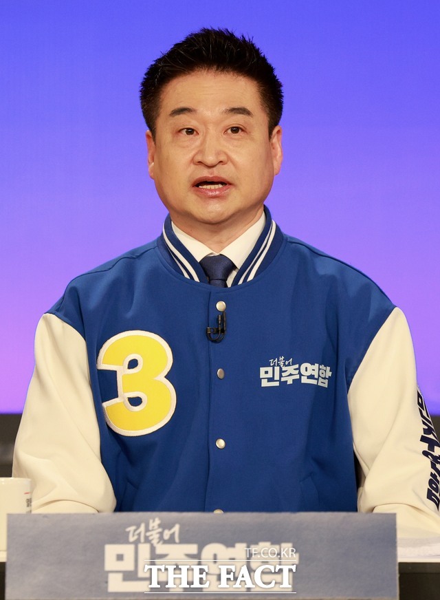 지난해 4월 1일 서울 영등포구 KBS본관 스튜디오에서 열린 제22대 비례대표 국회의원 선거 후보자 토론회에서 최혁진 더불어민주연합 후보가 토론 준비를 하고 있는 모습./뉴시스