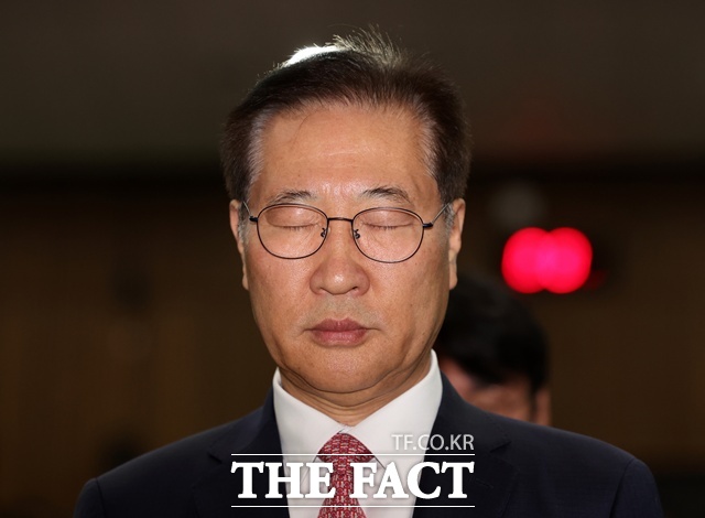 박성재 법무부 장관이 5일 오전 경기 과천시 법무부에서 열린 이임식에 참석해 묵념을 하고 있다. /뉴시스