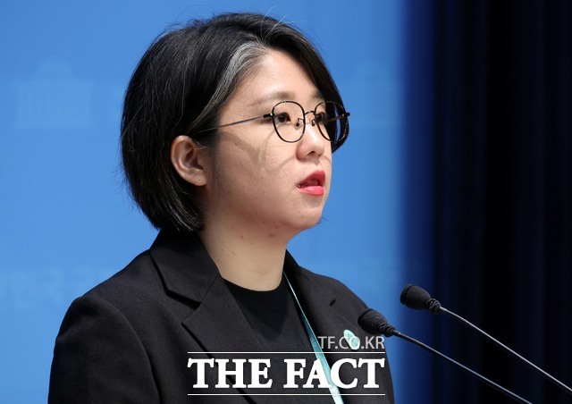 이재명 정부 대통령실 인선 발탁으로 공석이 된 비례대표 의원직을 승계받은 최혁진 전 청와대 사회적경제비서관이 후보 추천 정당인 기본소득당 대신 더불어민주당 잔류를 택하면서 준연동형 비례대표제 위성정당의 한계가 드러났다는 지적이 나온다. 사진은 용혜인 기본소득당 대표의 모습./뉴시스