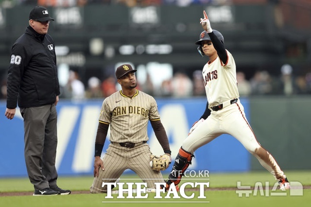 이정후가 5일(한국시간) 샌디에이고전에서 1회말 2루타를 때려낸 뒤 2루에 안착하고 있다. /샌프란시스코=AP.뉴시스