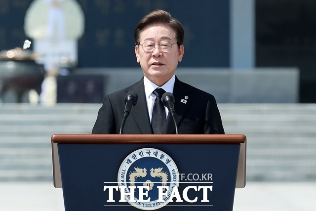 이재명 대통령은 15일 광복절을 맞아 어떠한 형태의 흡수통일도 추구하지 않겠다는 대북정책 기본방향을 제시했다. 이 대통령이 6월 6일 서울 동작구 국립서울현충원에서 열린 제70회 현충일 추념식에서 추념사를 하고 있다. /뉴시스