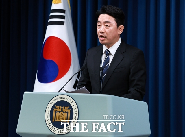 강훈식 대통령 비서실장은 4일 부산 화재 사망사고와 관련해 국무조정실장에게 진정성 있는 후속 조치를 당부했다. 강 실장이 6월 6일 용산 대통령실에서 조직개편안 방안을 발표하고 있다. /뉴시스