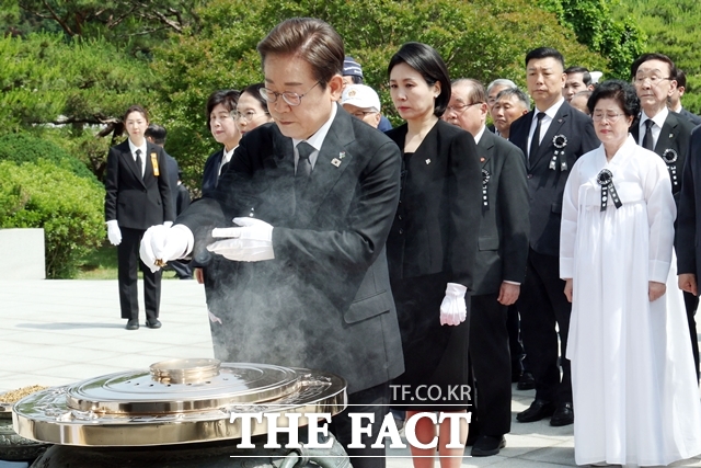 이재명 대통령이 6월 6일 서울 동작구 국립서울현충원에서 열린 제70회 현충일 추념식에서 현충탑 참배를 하며 분향하고 있다. /뉴시스