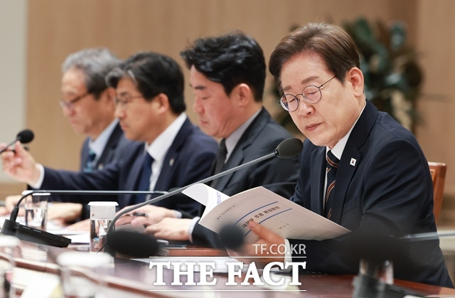 이재명 대통령이 정부에 속도감 있는 추경 편성을 지시했다. 이 대통령이 9일 용산 대통령실에서 열린 2차 비상경제점검 태스크포스(TF)회의를 주재하며 자료를 살펴보고 있다. /뉴시스
