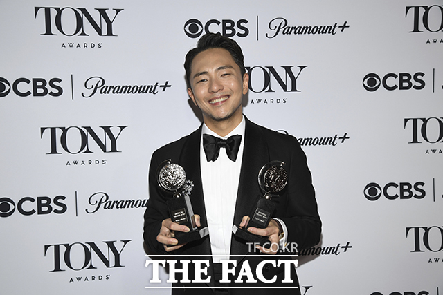 박천휴 작가가 8일(현지 시간) 미국 뉴욕 라디오시티 뮤직홀에서 열린 제78회 토니상 시상식에서 창작 뮤지컬 어쩌면 해피 엔딩(Maybe Happy Ending)으로 최우수 오리지널 작사·작곡상(Best Orginal Score)과 최우수 극본상을 받은 후 취재진 앞에서 환하게 미소 짓고 있다. /AP.뉴시스