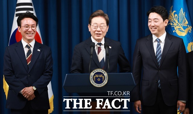 이재명 대통령이 4일 서울 용산 대통령실 청사에서 새 정부 첫 인사 발표를 하고 있다. 왼쪽부터 김민석 국무총리 후보자, 이 대통령, 강훈식 비서실장./뉴시스