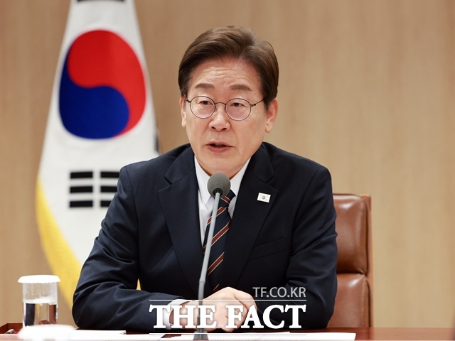 대통령실이 이재명 대통령의 서명이 담긴 디지털 굿즈를 제작·배포한다. 이 대통령이 9일 용산 대통령실에서 주재한 비상경제점검TF 2차 회의에서 발언하고 있다. /뉴시스