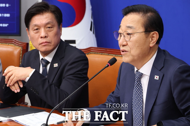 조승래 더불어민주당 수석대변인(왼쪽)이 9일 오전 국회에서 열린 비공개 당무위원회를 마치고 차기 당대표 선거에 결선투표를 도입하는 내용으로 당헌을 개정하겠다고 밝혔다./뉴시스
