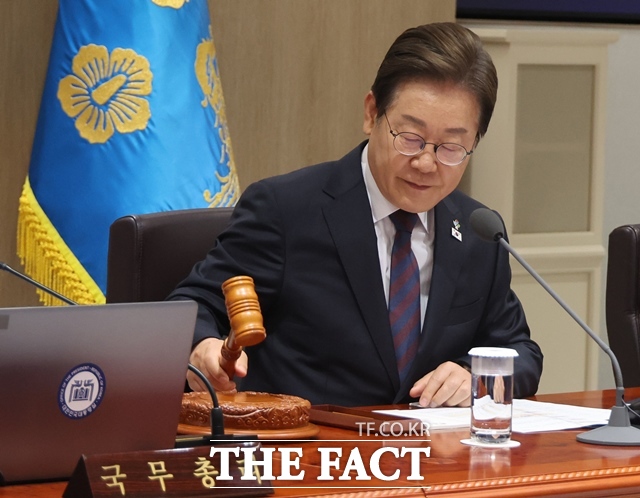 이재명 대통령은 19일 국가 재정을 이제 사용할 때가 됐다고 2차 추가경정예산의 필요성을 강조했다. 이 대통령이 10일 오전 용산 대통령실에서 주재한 25차 국무회의에서 의사봉을 두드리고 있다. /뉴시스