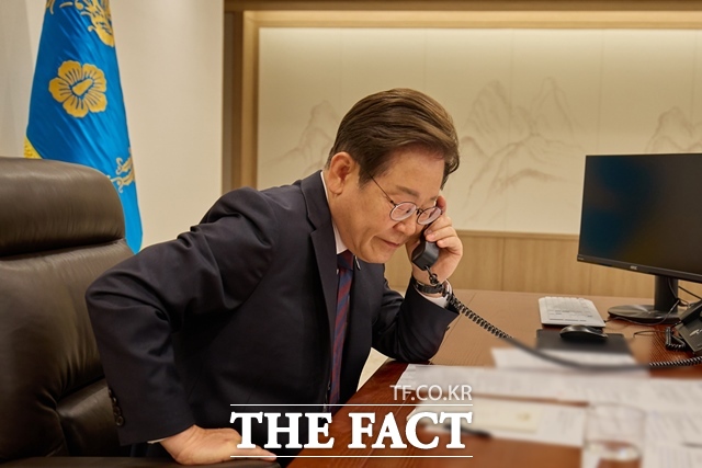 이재명 대통령이 6월 10일 오전 용산 대통령실 집무실에서 시진핑 중국 주석과 통화를 하고 있다. /뉴시스