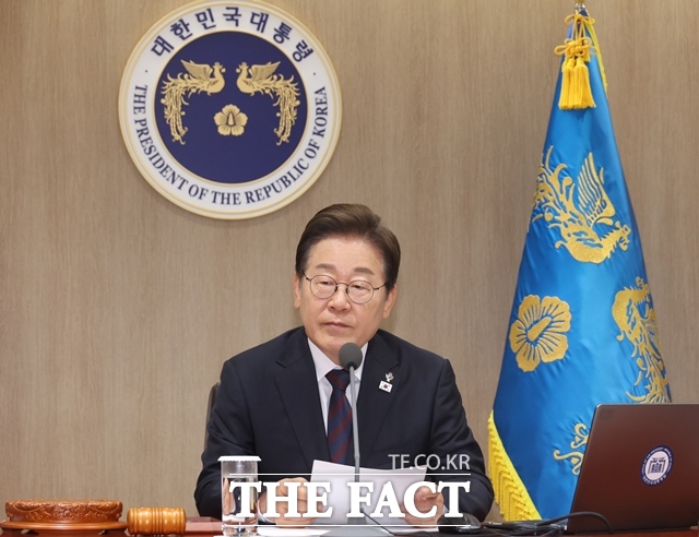 이재명 대통령은 10일 국무회의에서 일순간도 놓치지 말고 최선을 다해달라고 주문했다. 이 대통령이 이날 오전 용산 대통령실에서 주재한 25차 국무회의에서 발언하고 있다. /뉴시스