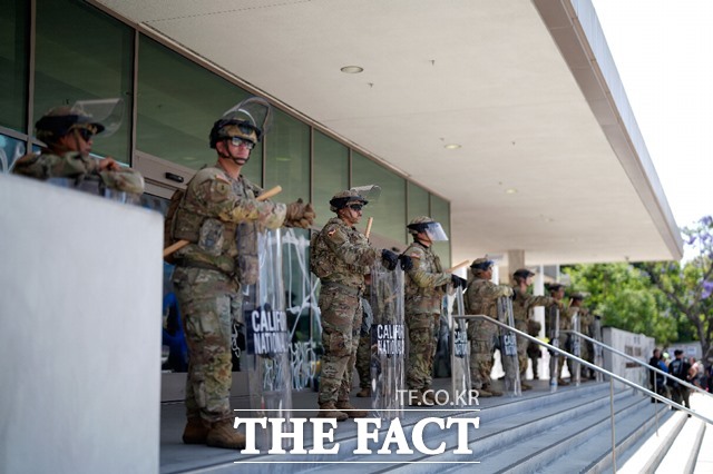 도널드 트럼프 대통령을 중심으로 한 미국의 보수 진영은 LA 시내 곳곳에서 벌어진 이민자 단속 항의 시위를 '국가 안보 위협'으로 규정하고 시위 진압을 위해 연방 방위군을 동원했다./LA=AP.뉴시스