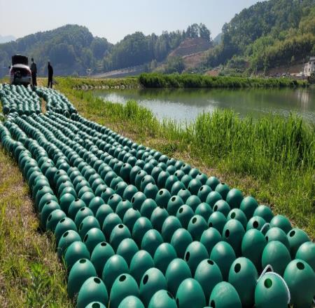 환경부는 코엑스에서 오는 11~13일 국내 최대 규모 환경전시회인 ‘제46회 국제환경산업기술·그린에너지전(엔벡스 2025)’을 개최한다고 10일 밝혔다. 사진은 녹조 저감 장치 그린볼. / 환경부