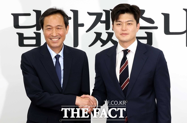 우상호 대통령실 정무수석이 10일 오후 국회에서 김용태 국민의힘 비상대책위원장을 예방해 악수를 하고 있다./뉴시스
