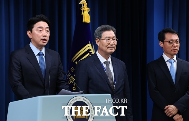 대통령실이 오광수 민정수석을 둘러싼 부동산 차명관리·차명 대출 의혹에 대해 일부 부적절한 처신은 있었다고 입장을 밝혔다. 강훈식 대통령 비서실장이 8일 용산 대통령실에서 인선 관련 브리핑을 하고 있다. 왼쪽부터 강 비서실장, 오광수 민정수석, 이규연 홍보수석. /뉴시스