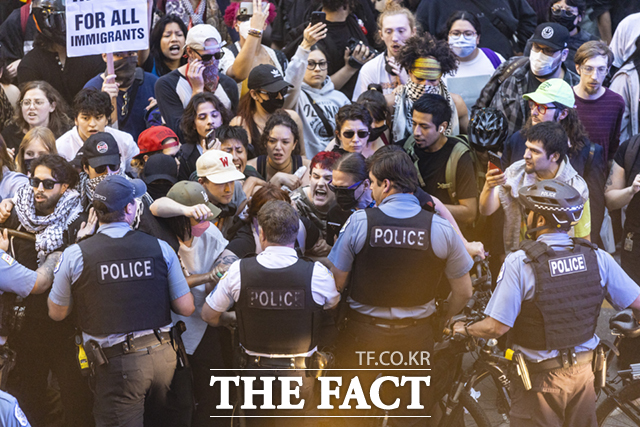 반(反)ICE 시위대와 경찰이 10일(현지시간) 미국 시카고 도심의 스테이트 스트리트에서 대치하고 있다. 트럼프 행정부의 이민 단속에 반대하는 시위가 격화돼 로스앤젤레스를 넘어 다른 도시로 확산됐으며, 화요일 밤까지 최소 24개 도시에 수천 명의 사람들이 모였다고 미국 언론이 보도했다. /시카고=신화.뉴시스