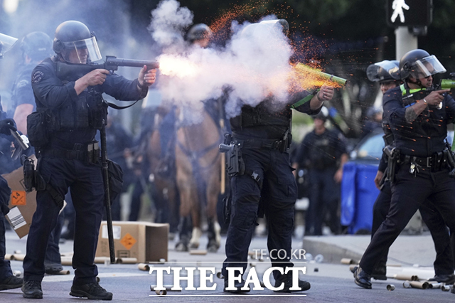 8일(현지시간) 미 캘리포니아주 로스앤젤레스 도심 메트로폴리탄 구치소 인근에서 경찰이 이민세관단속국(ICE)의 불법 이민자 단속에 항의하는 시위대를 향해 고무탄을 발사하고 있다. /로스엔젤레스=AP.뉴시스