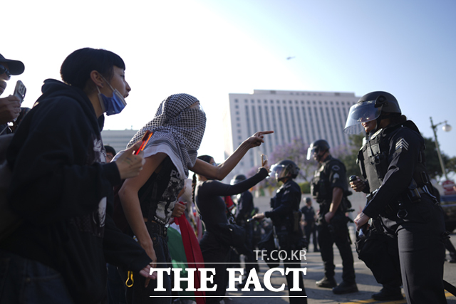 9일(현지시간) 미 캘리포니아주 로스앤젤레스(LA) 도심에서 LA 경찰이 이민세관단속국(ICE)의 불법 이민자 단속에 반대하는 시위대와 대치하고 있다. /로스엔젤레스=AP.뉴시스