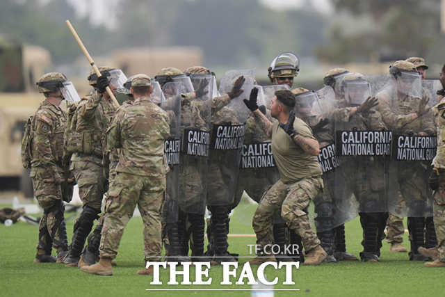 11일(현지시간) 미 캘리포니아주 방위군 대원들이 로스앤젤레스(LA) 인근 로스알라미토스에서 시위 진압 훈련을 하고 있다. /로스알라미토스=AP.뉴시스