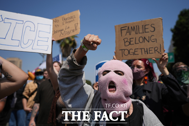 9일(현지시간) 미 캘리포니아주 로스앤젤레스(LA) 도심에서 시위대가 이민세관단속국(ICE)을 규탄하고 있다. 미 군 당국은 LA 불법 이민자 단속 반대 시위에 약 700명의 해병대원을 투입한다고 공식 발표했다. /로스엔젤레스=AP.뉴시스