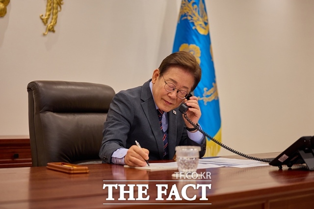 이재명 대통령이 12일 용산 대통령실에서 르엉 끄엉 베트남 국가주석과 전화 통화를 하고 있다. /뉴시스