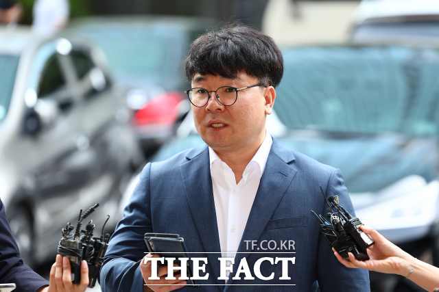 김건희 여사와의 통화를 녹음한 혐의로 고발된 이명수 서울의소리 기자가 3년 만에 검찰 조사에 출석했다. 김건희 여사 명품백 수수 의혹 폭로와 관련해 서울의 소리 이명수씨가 지난해 6월14일 서울 영등포구 영등포경찰서에 출석하며 입장을 밝히고 있다. /뉴시스