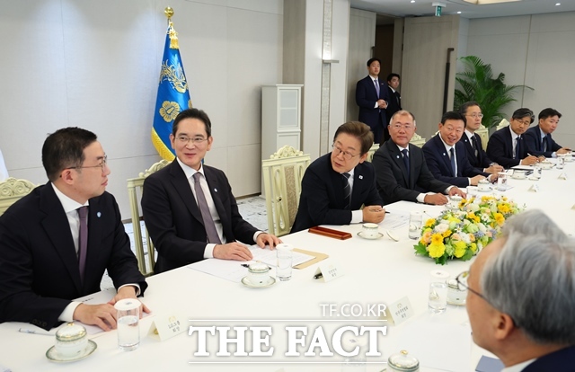 이재명 대통령이 13일 오전 용산 대통령실에서 5대 그룹 총수 및 경제 6단체장과 경제인 간담회를 열고 의견을 나누고 있다. /뉴시스