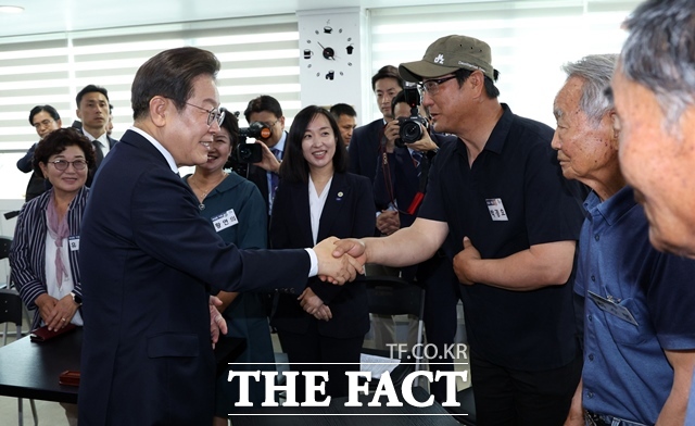 이재명 대통령은 14일 민간단체의 대북전단 살포 예방과 사후 처벌 대책을 지시했다. 이 대통령이 13일 경기도 파주시 장단면 행정복지센터에서 열린 주민 간담회에서 참석자들과 악수하고 있다. /뉴시스