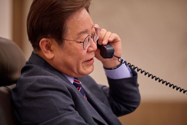 이재명 대통령은 1일 오후 크리스토퍼 럭슨 뉴질랜드 총리와 취임 후 첫 통화를 가졌다 이 대통령이 지난달 12일 서울 용산구 대통령실 청사 집무실에서 앤소니 알바니지 호주 총리와 전화 통화를 하고 있다. / 뉴시스