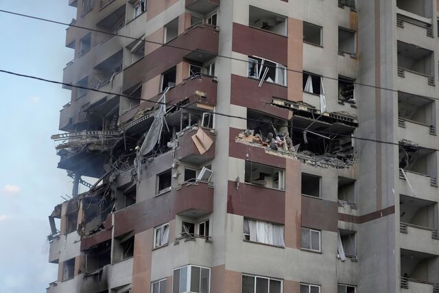 13일 이란 테헤란에서 이스라엘의 공습을 받은 아파트 건물이 크게 파손됐다. / AP·뉴시스
